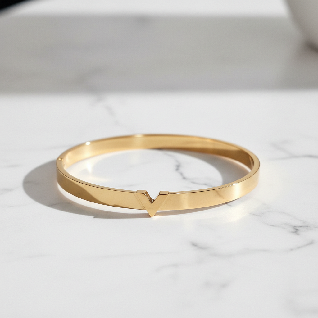 Gesloten bangle met V-detail op marmer