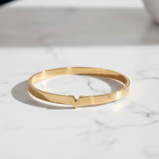 Gesloten bangle met V-detail op marmer