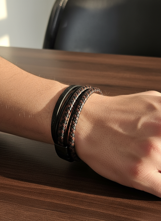 Gevlochten leren armband op model