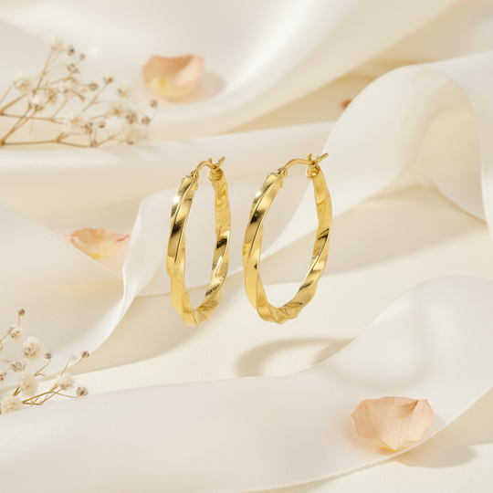 Girella creolen met florale elementen