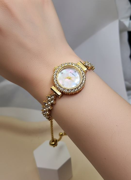 Glamoureuze close-up van gouden kristallen horloge