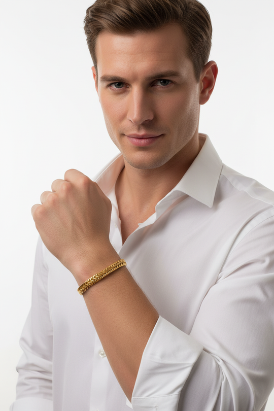 Goud armband met model zichtbaar