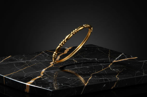 Goud armband op zwart marmer