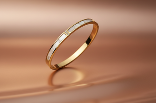 Goud armband zwevend op rose goud