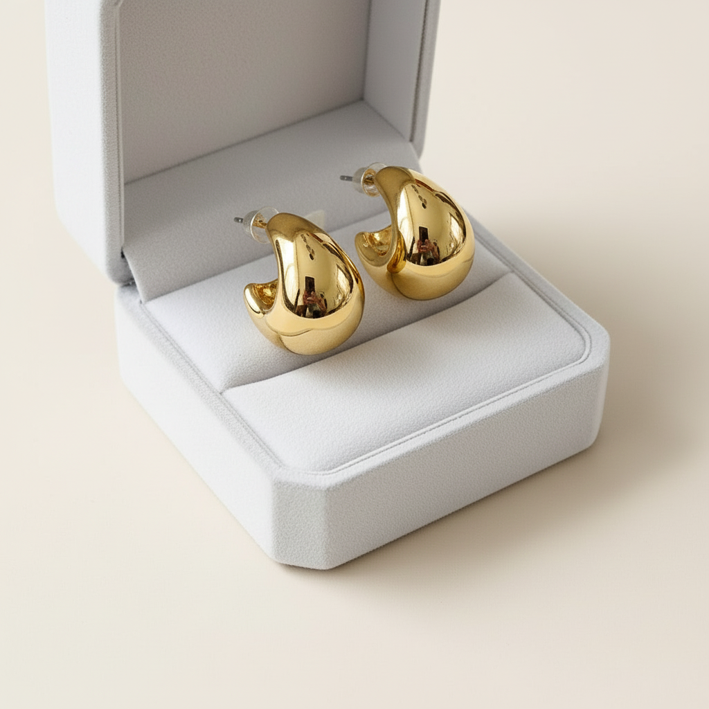 Goud C-hoops met luxe doos