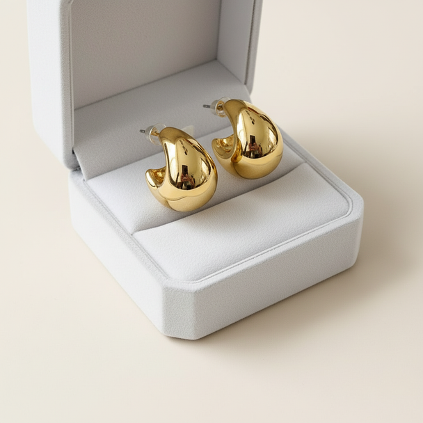Goud C-hoops met luxe doos