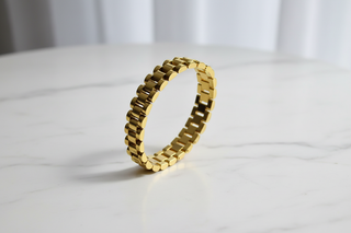 Goud variant zwevend op wit marmer