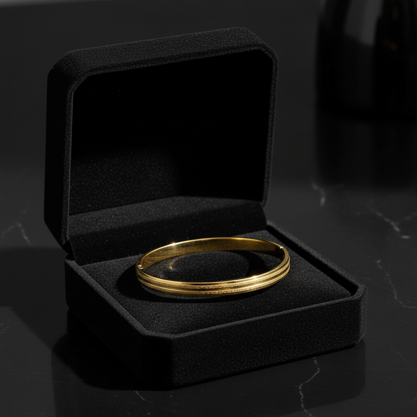 Gouden gestreepte bangle in luxe doos