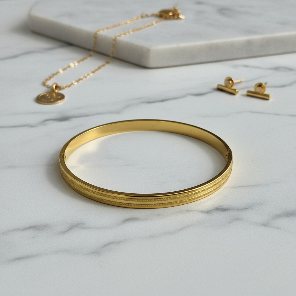 Gouden gestreepte bangle op marmer