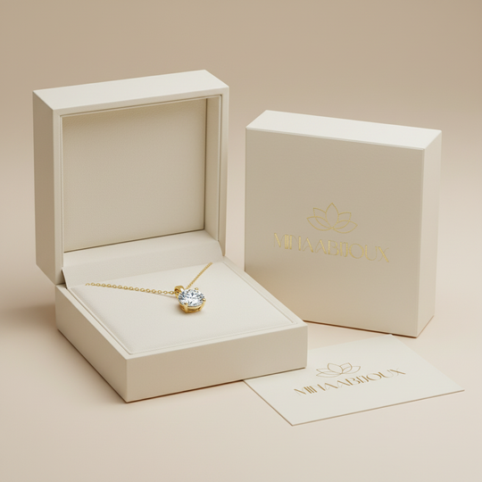 Gouden ketting in sieradendoos