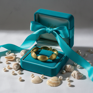 Gouden schelpen armband in turquoise doos met parels