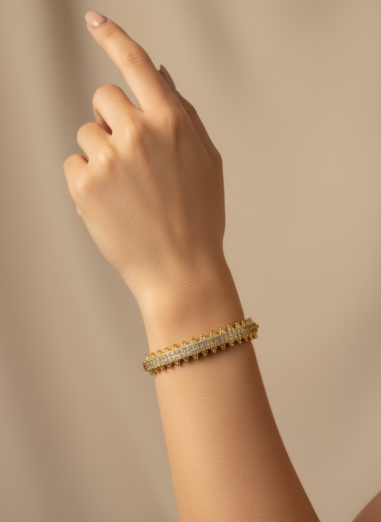 Gouden zirkoon armband op model