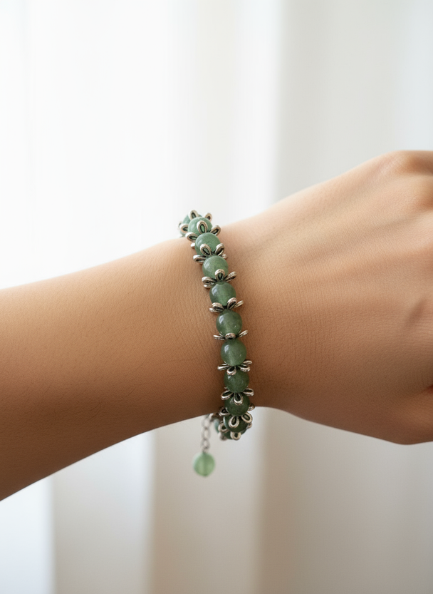 Groene kristallen armband op model
