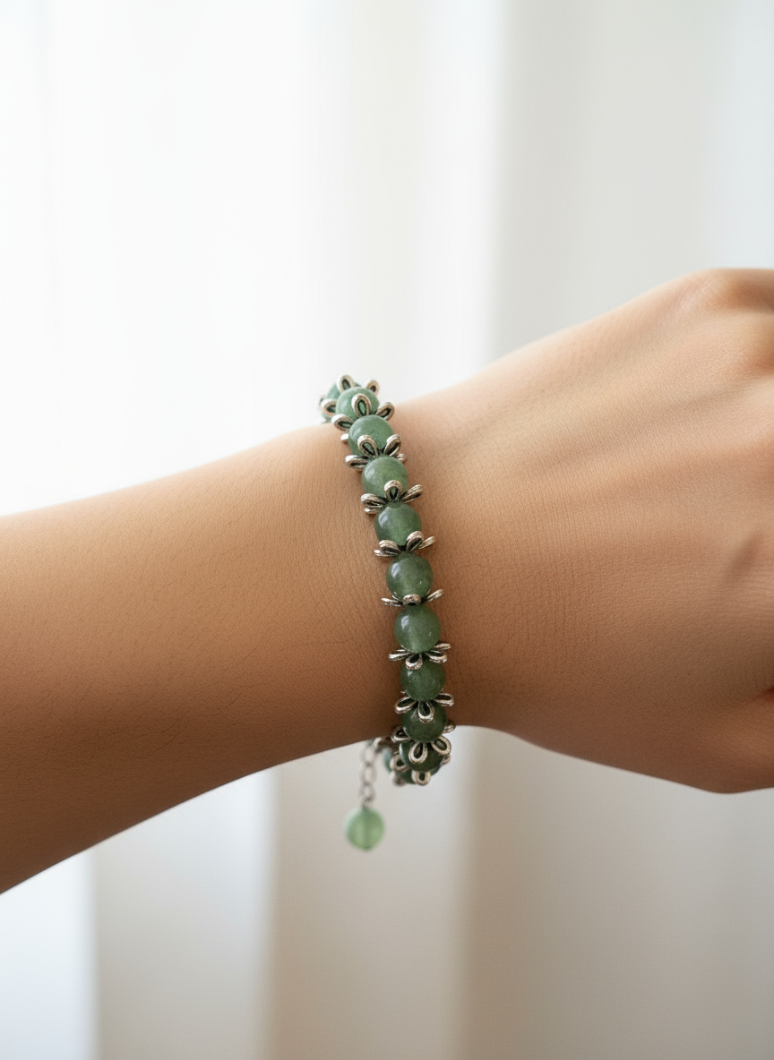 Groene kristallen armband op model