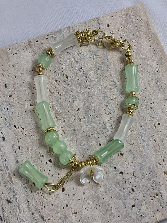 Elegante Armband met Groene Jade en Witte Kralen - Bloem Hanger