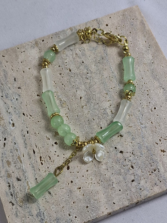 Elegante Armband met Groene Jade en Witte Kralen - Bloem Hanger