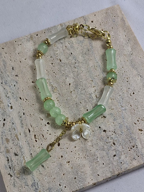 Elegante Armband met Groene Jade en Witte Kralen - Bloem Hanger