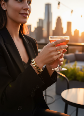 Grove schakelarmband op rooftop bar