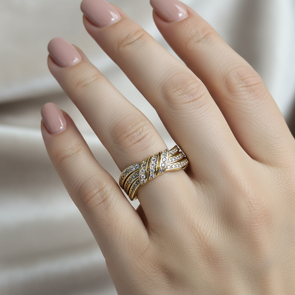 Hand met gouden zirkonia ring - glamoureus