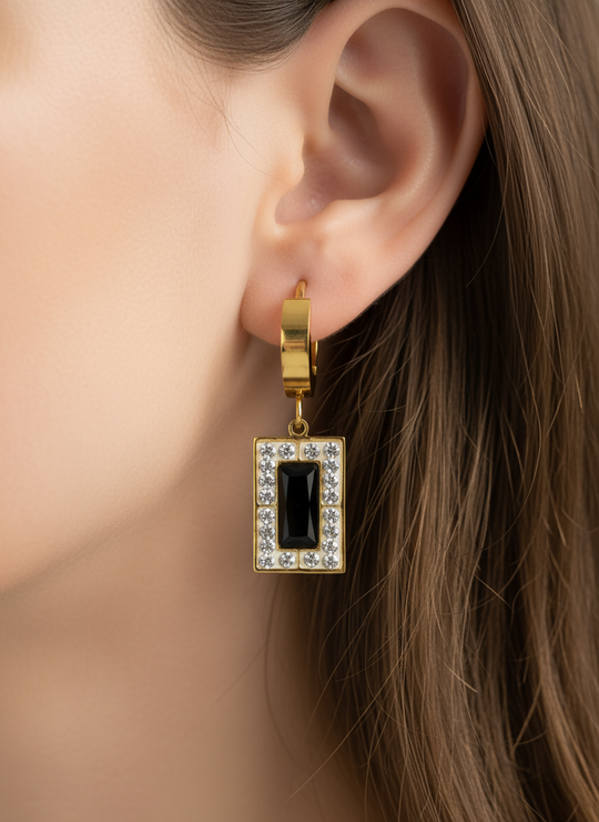 Hang oorbellen met zirkonia close-up op model