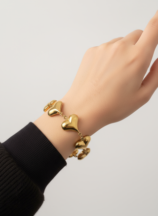 Hartjes Holle Armband op model