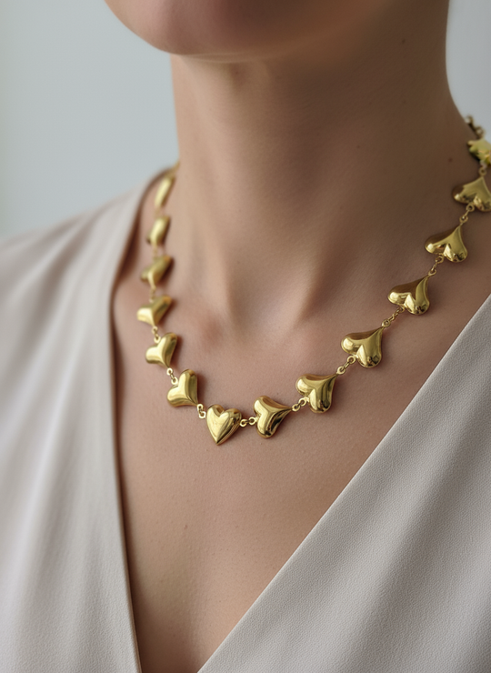 Hartjes ketting close-up op model