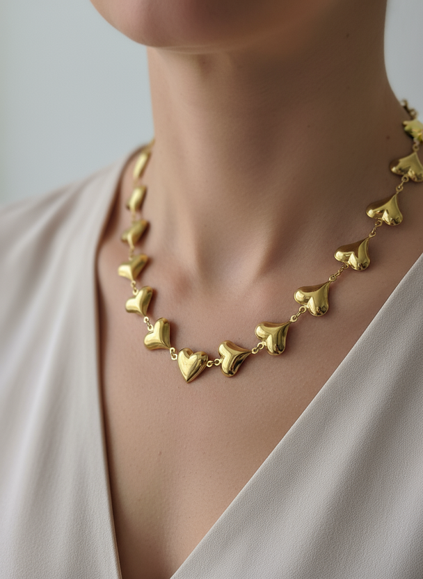 Hartjes ketting close-up op model