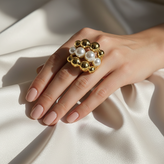 Model draagt parel ring goud bolletjes