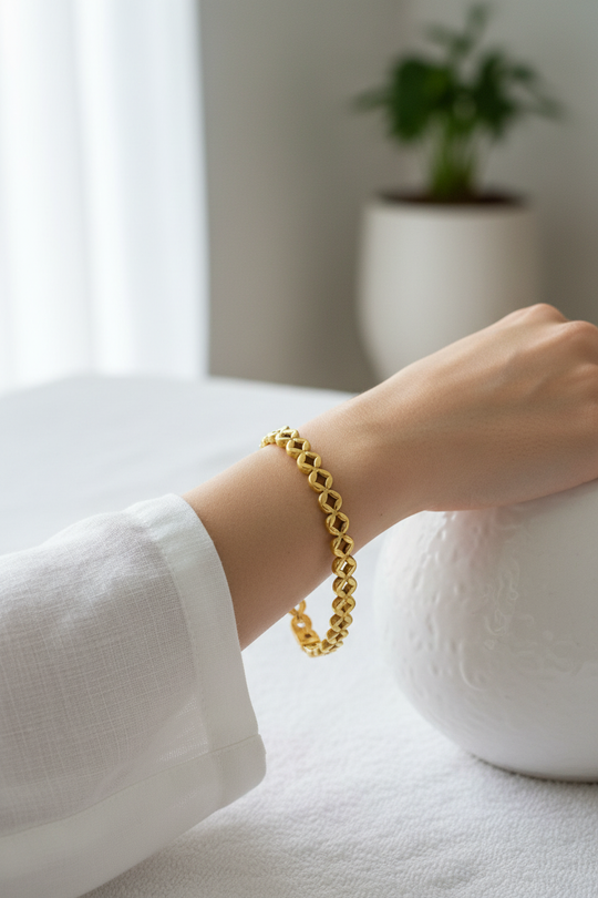 Vrouw draagt gouden Italiaanse diamant armband lifestyle