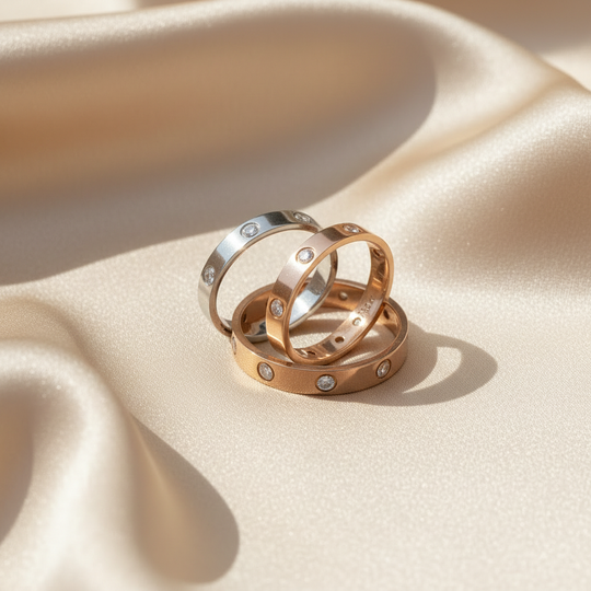 Lifestyle flatlay met alle 3 kleuren vriendschapsringen