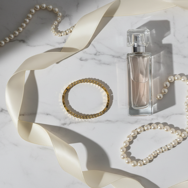 Gouden hexagon armband flat lay luxe satijn