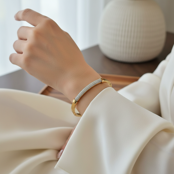 Gouden bangle armband met zijde styling