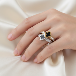 Model draagt goud en zilver klavervier ringen zwarte emaille