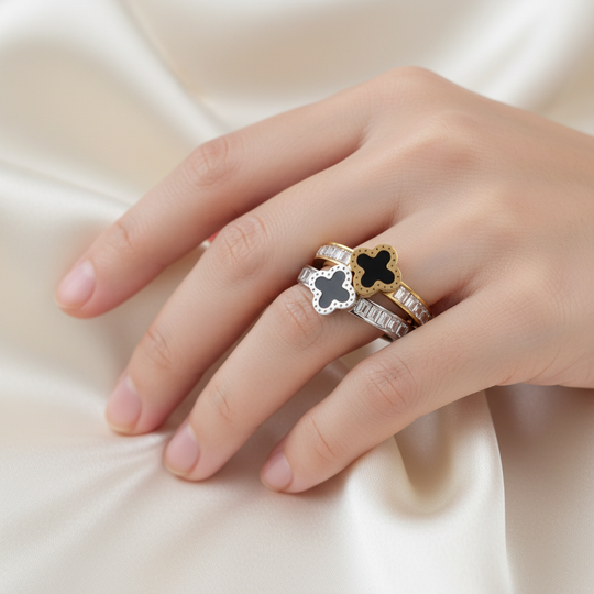 Model draagt goud en zilver klavervier ringen zwarte emaille