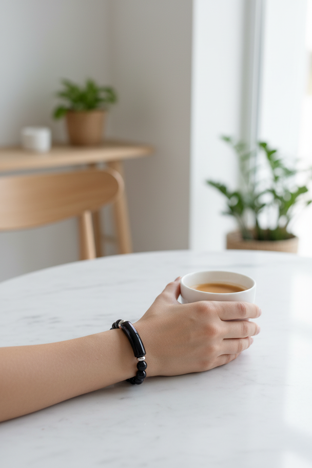 Lifestyle shot zwarte agaat armband bescherming