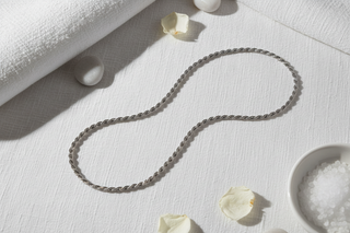 Zilveren koord ketting flat lay elegant