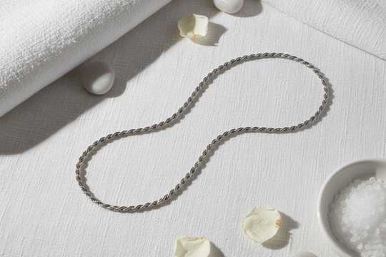Zilveren koord ketting flat lay elegant