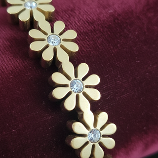 Close-up detail daisy bloemen en zirkonia steentjes