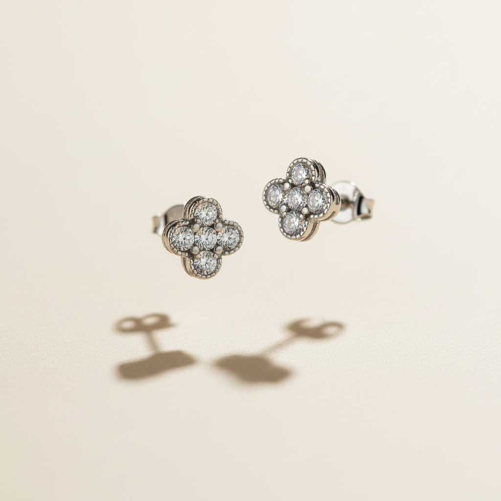 Zilveren klaver oorknopjes zwevend