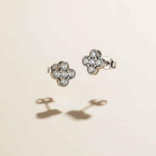 Zilveren klaver oorknopjes zwevend