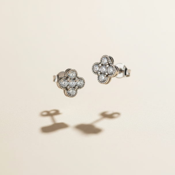 Zilveren klaver oorknopjes zwevend