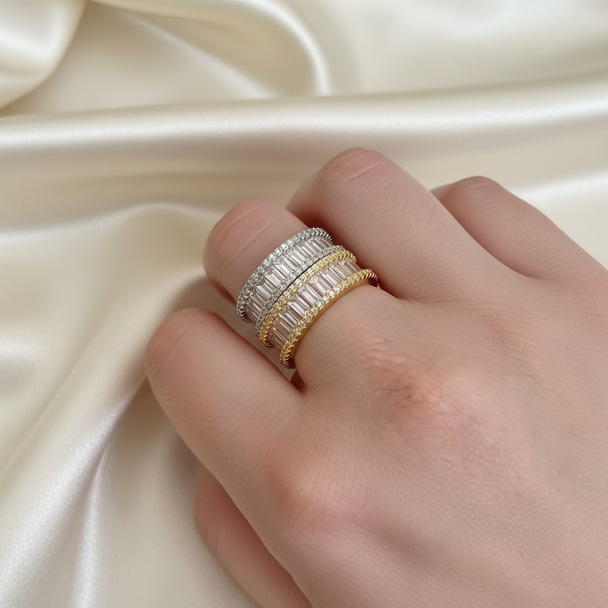 Model draagt goud en zilver baguette ringen