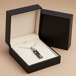 Zwarte kristal ketting in luxe sieradendoos