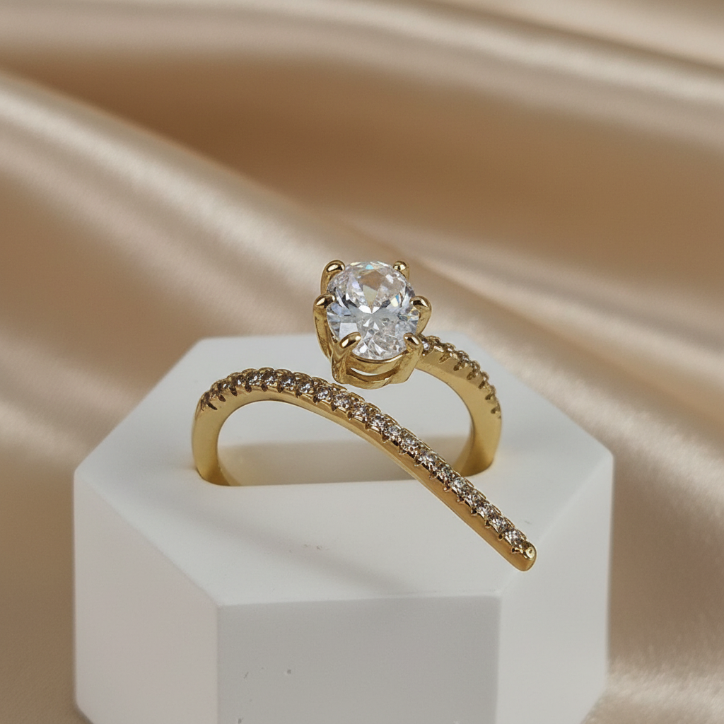 Close-up detail slang design en solitaire steen