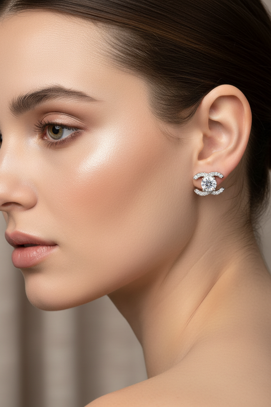 Model draagt luxe oorknopjes 925 zilver moissanite - ultra chic