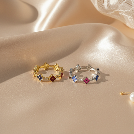 Lifestyle flatlay klavervier ringen beide kleuren