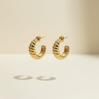 Gouden croissant creool oorbellen zwevend