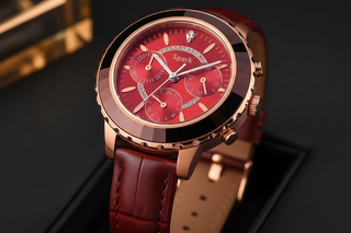 Detail shot rode wijzerplaat en leren band