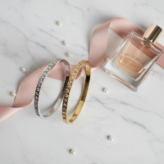 Bangle armband driehoek motief flat lay luxe