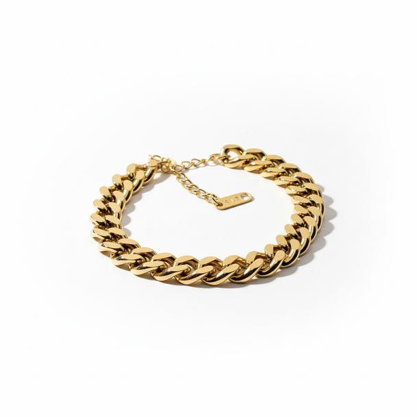 Gouden schakelarmband studio foto witte achtergrond